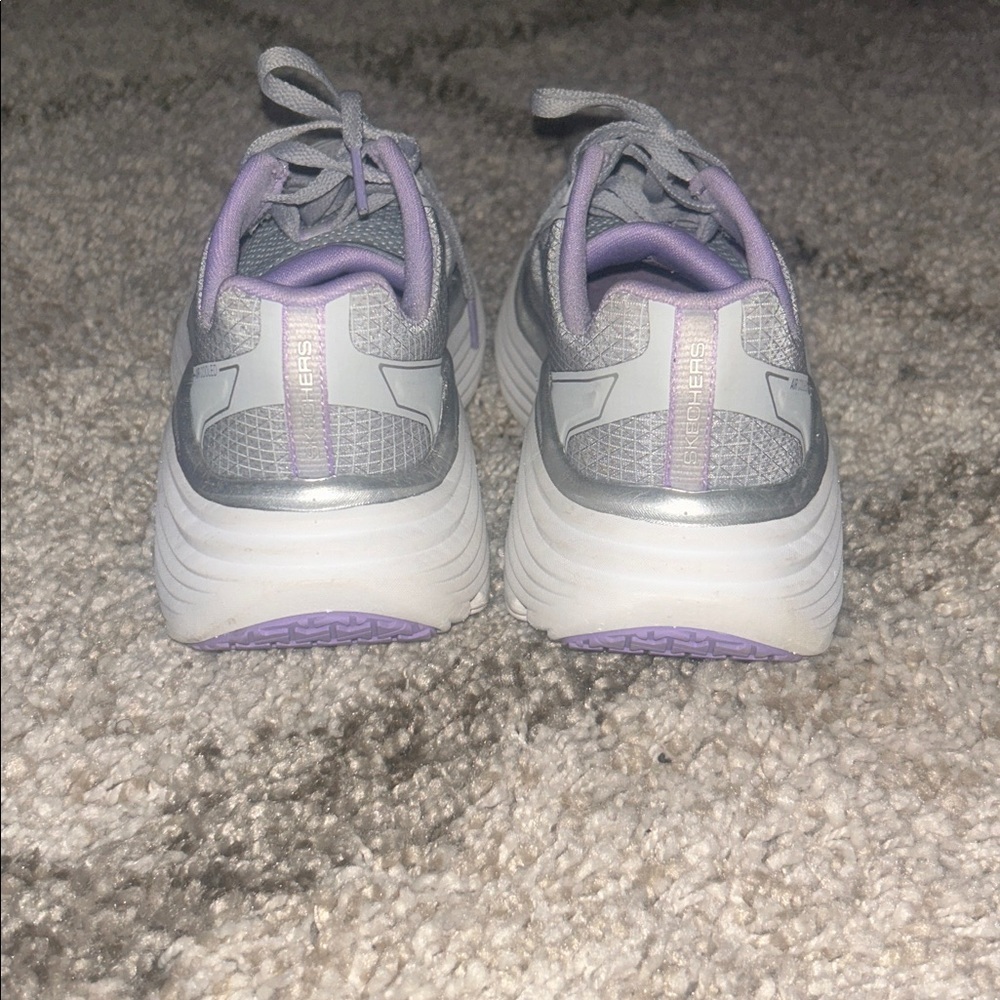 Skechers WOMENS MAX CUSHION ENDEAVOUR RUNNING SHOE size 6.5, lavender & gray - Picture 8 of 9